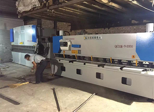 How does the CNC rolling machine ensure consistent curvature and thickness throughout the rolling process?