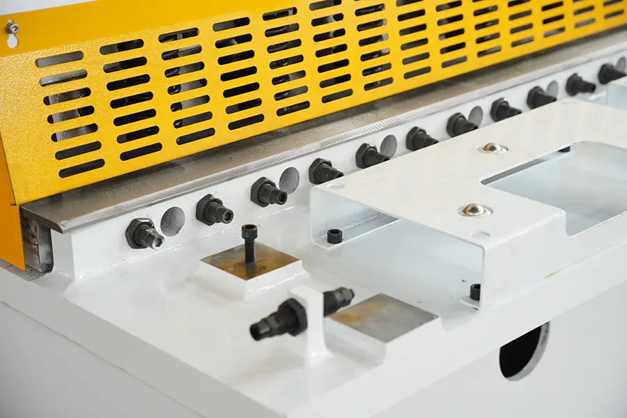 How does the cutting speed of Swing Shearing Machine impact overall production throughput in heavy-duty manufacturing environments?